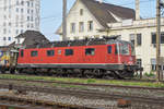 Re 620 049-7 durchfährt den Bahnhof Pratteln.