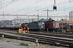 Zusammentreffen von  GRÜN UND ROT   Re 430 364-0 und Re 620 030-7 zur Weiterfahrt bereit im Rangierbahnhof Biel am 23.