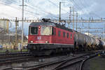 Re 620 017-4 durchfährt den Bahnhof Pratteln.