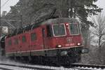 Re 620 048-9  Aigle  mit einem Güterzug bei starkem Schneefall unterwegs nach Basel aufgenommen zwischen Villnachern und Schinznach-Dorf in Richtung Frick am 05.01.2019.