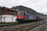 Militärtransport per Bahn.
Impressionen von Moutier.
Re 620 076-0  ZURZACH  mit dem Panzerzug 69030 Courtemaîche - Rangierbahnhof Biel in Moutier am 4. März 2019. Transportiert wurden 2 Pz87 Leo WE sowie 8 Spz 2000.
Der Nachwelt erhalten geblieben sind in Moutier zwei historische Stellwerke und der Wasserturm.
Bildausschnitt Fotoshop.
Foto: Walter Ruetsch