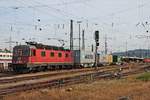 Durchfahrt am 04.10.2017 von Re 620 036-4  Vernir-Meyrin  mit drei Containerwagen als Übergabe (Basel SBB Rbf - Basel Rheinhafen) durch den Badischen Bahnhof von Basel in Richtung Deutschland.