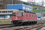 Re 620 006-7 durchfährt solo den Bahnhof Lausen.