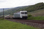 Der von RailAdventure gerettete Prototyp Re 620 003, ehemals Re 6/6 603  WÄDENSWIL  bei Cressier vor der herrlichen Kulisse der Reben unterwegs am 29.