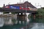 Gemischter Güterzug mit Re 10/10 beim Passieren der Aarebrücke Solothurn am Abend des 6.