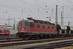 Re 620 018-8 durchfährt den badischen Bahnhof.