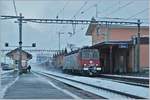 Die SBB Re 620 087-7 mit dem Novelis-Güterzug von Göttingen nach Sierre bei der Durchfahrt in Bex.