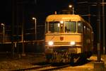 Re 620 003-4 der railadventure holt am Abend des 30.11.2019 einen voll beladenen Rübenzug in Koblenz (CH) ab und wartet vorerst ab, bis der Zug vollends zusammengestellt ist.