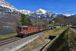 Re 620 036 mit einem Güterzug am 11.03.2017 bei Mols.