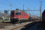 Re 620 048-9 durchfährt den Bahnhof Pratteln.