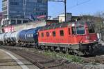 Re 620 041-4  Moutier  mit einem Kesselwagenzug bei der Durchfahrt in Brugg AG am 18.03.2020.