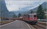 Die SBB Re 6/6 11609  Uzwil  und eine Re 4/4 II / III mit einem Kieszug auf dem Weg Richtung Bodio bei der Durchfahrt in Faido.