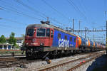 Re 460 059-6 durchfährt den Bahnhof Pratteln.