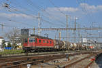 Re 620 049-7 durchfährt den Bahnhof Pratteln.