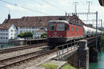 Re 620 053-9  Gümligen  mit Holcim-Silowagen auf der Fahrt von Singen am Hohentwiel nach Eclépens beim Passieren der Aarebrücke Solothurn am 27.