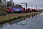 Aus Richtung Romanshorn kommend fhrt Re 620 076-0  ZURZACH  mit  Holcim -Schttgutwagen am Thurkanal in Brglen (TG) entlang (29.11.2019)