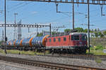 Re 620 031-5 durchfährt den Bahnhof Pratteln.