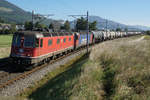 Kesselwagenzug Nummer 66520 Niederglatt-Cornaux mit Re 620 045  COLOMBIER  und Re 620 087  BISCHOFSZELL  bei Niederbipp am 4. September 2020.
Auf der Jura-Südfuss-Linie sind Re 12/12 nicht alltäglich. 
Foto: Walter Ruetsch 