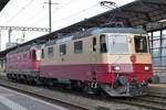 Re 421 393-0 und Re 6/6 11644  Cornaux  beim Halt in Aarau am Abend des 03.10.2020 als Lokzug nach Däniken.