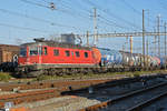 Re 620 056-2 durchfährt den Bahnhof Pratteln.