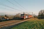 Die Re 620 042-2, Re 6/6 und eine Re 4/4 mit einem Hupac-Zug, am 03.03.04 auf der Strecke Sins - Reussegg