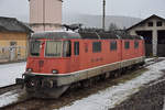 Re 6/6 11601 steht auf einem Nebengleis beim Bahnhof Sissach.