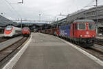 Güterverkehr im Personenbahnhof Luzern.
Impressionen vom 5. Juli 2021 mit der Re 420 327-9 und der Re 620 032-9  Däniken .
Güterzug und Personenzüge warten gemeinsam auf die Weiterfahrt.
Foto: Walter Ruetsch