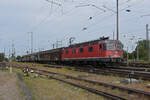 Re 620 017-4 durchfährt den badischen Bahnhof.