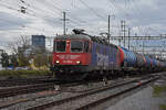 Re 620 026-5 durchfährt den Bahnhof Pratteln.