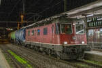 Re 620 066-1  Stein am Rhein  ist mit einem Kesselzug unterwegs in Richtung Basel, aufgenommen am Abend des 03.01.2022 bei der Durchfahrt in Brugg AG.