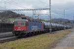 Re 620 023-2 wartet auf einem Nebengleis beim Bahnhof Gelterkinden auf die Weiterfahrt.