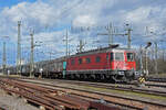 Re 620 031-5 durchfährt den badischen Bahnhof.