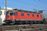 Re 620 084-4 durchfährt den Bahnhof Pratteln.