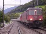 Holzschnitzel - Ganzzug 73612 Domat Ems - Luterbach wartet vor der kurzen Einspurstrecke am Walensee, die Kreuzung mit dem IR Basel-Chur ab.