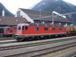 Re6/6 11653 mit einem Gterzug bestehend aus einigen verrosteten Silowagen in Erstfeld.