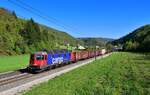 Re 620 032 mit einem Güterzug am 28.04.2022 bei Tecknau.