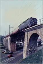 Die SBB Re 6/6 11645  Colombier  ist mit dem IC 375  Mont-Blanc  von Genève nach Hamburg auf dem Weg nach Delémont und überquert unmittelbar vor dem Bahnhof Grenchen Nord den BLS / MLB