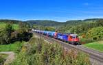 Re 620 005 mit einem Kesselzug am 05.10.2022 bei Hornussen.