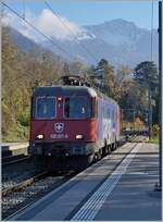 Vor dem Hintergrund der mächtigen Rochers de Naye kommt die ebensolche SBB Re 6/6 11621 (Re 620 021-6)  Taverna-Toricella  angefahren.