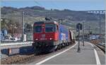 Die SBB Re 6/6 11621 (Re 620 021-6)  Taverne Toricella  ist mit dem  Spaghetti-Zug  47632 von Torino Orbassano (It) nach Perigny (F) in Cully unterwegs.