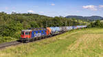 Re 620 072-9  Balerna  ist mit einem Kesselzug kurz vor Hornussen AG unterwegs in Richtung Basel, aufgenommen am Abend des 13.06.2024.