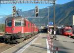 Whrend in Martigny der Mont-Blanc Express auf Reisende nach Chamonix wartet, donnert auf Gleis 1 eine Re 6/6 und zwei Re 4/4 II mit einem Gterzug vorbei.
14. Oktober 2007