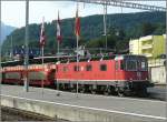 Re 6/6 11613  Rapperswil  durchfhrt am frhen Morgen des 01.08.08 mit einem Gterzug den Bahnhof von Spiez.