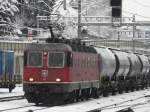 SBB - Re 6/6 11617 mit Zisternenwagen im Bahnhof von Spiez am 12.12.2008