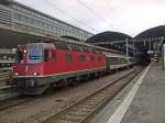 SBB (-Cargo): Nach einer Wirtschaftskrise kann es schon mal vorkommen, dass eine Re 6/6 einen Personenzug statt einen Gterzug zieht. Am Morgen des 11.3.09 zog nhmlich eine Re 6/6 den Interregio von Luzern nach Locarno, was eigentlich nur immer eine Re 4/4  erledigt.