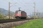 Re 6/6 11672 auf Solofahrt am 21.4.09 zwischen Tecknau und Gelterkinden.