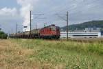 Mit einem Kesselwagenzug am Hacken fhrt die Re 6/6 11649 am 16.7.09 von Schnerwerd Richtung Aarau.