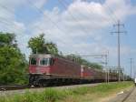 Re 6/6 11608  Wetzikon  und eine Re 4/4 am 18.6.05 in Kaiseraugst