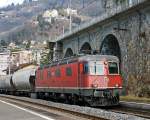 SBB Re 6/6 11645 (neue UIC-Betriebsnummer Re 620 045) zieht einen Getreidezug Richtung Brig, hier am 26.02.2011 beim  Chteau de Chillon (Genfersee).