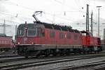 Re 6/6 11641 und die Rangierlok Am 843 020-9 durchfahren den Badischen Bahnhof in Basel.